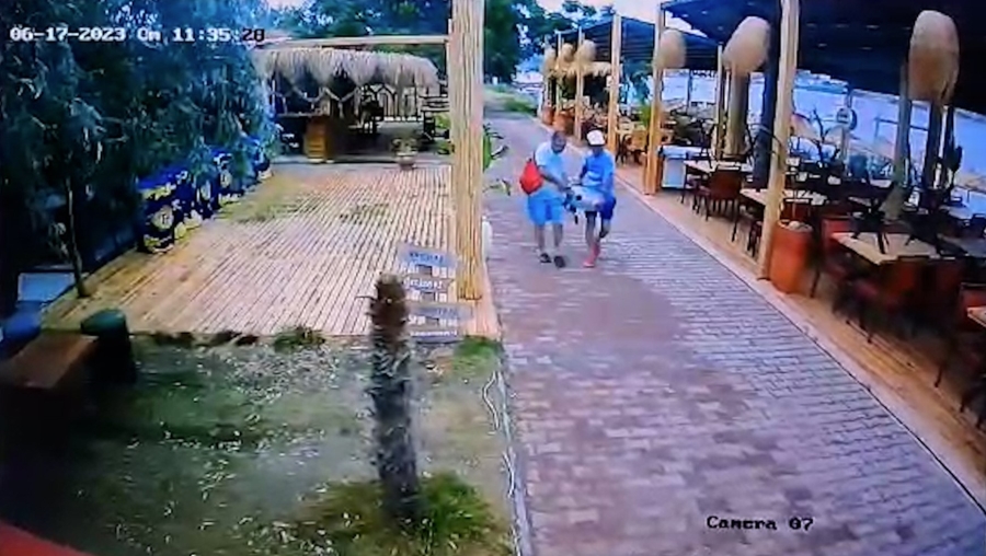 Kıyıya çektikleri teknenin motorunu çaldılar