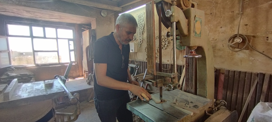 Tahtadan sanat eseri yapıyor