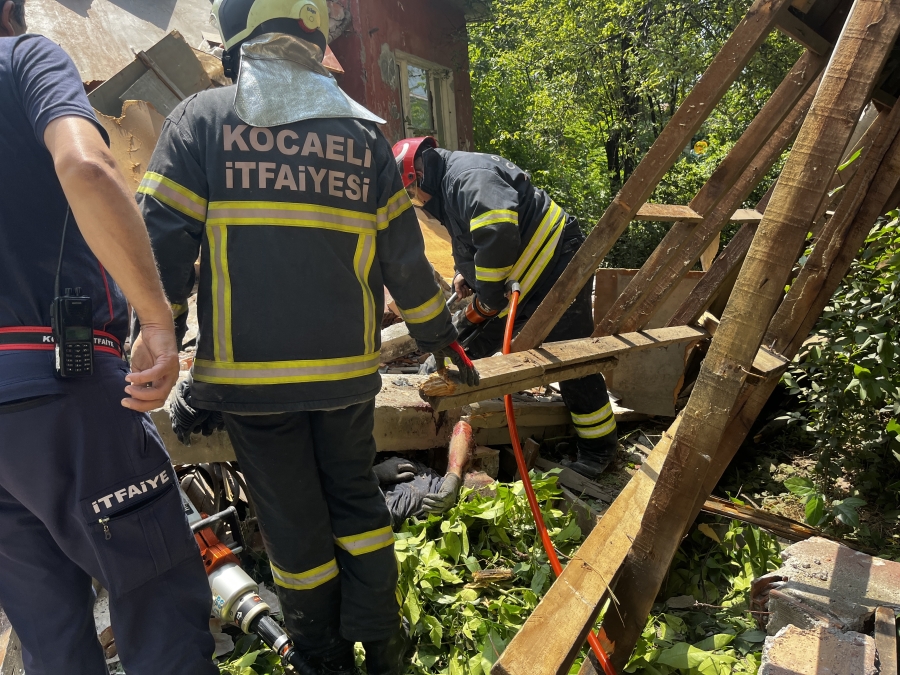Kocaeli'de metruk ev çöktü: 2 kişi hayatını kaybetti