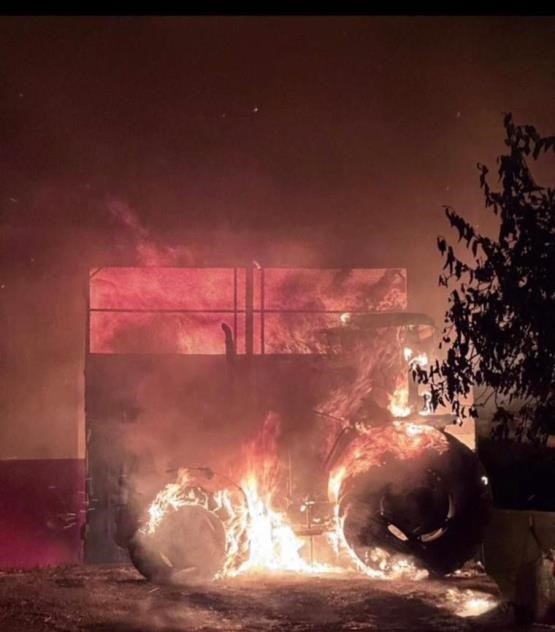 Nusaybin'de bir evin deposunda traktör ile 30 ton saman kül oldu