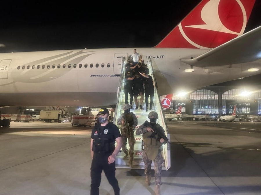 Kırmızı bültenle aranan yabancı uyruklu 2 suç örgütü üyesi İstanbul’da yakalandı