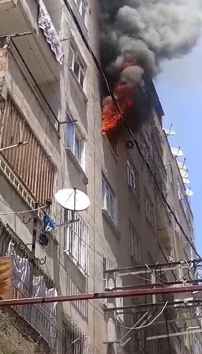 Diyarbakır’da ev yangınının söndürme anı itfaiye erinin kask kamerasına yansıdı