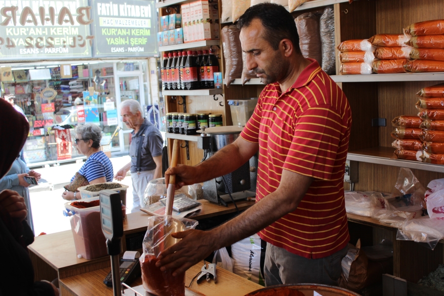 Sucuk içini yoğururken dikkat: Su koymak ekşime ihtimalini yükseltiyor