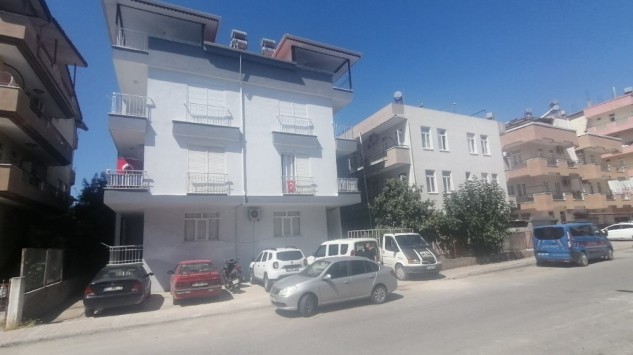 Karşılıklı iki daireyi aynı anda kiraladı, birinde oturdu diğerinde laboratuvar kurup uyuşturucu yetiştirdi