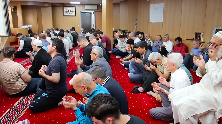 Paris'te Kurban Bayramı namazında camiler doldu taştı