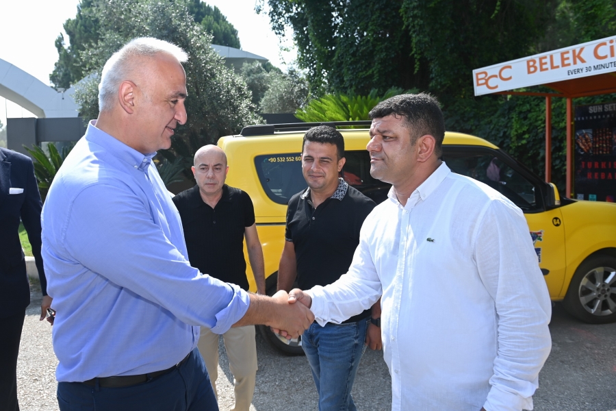 Bakan Ersoy, turizm bölgesi Belek’te taksici esnafıyla bayramlaştı