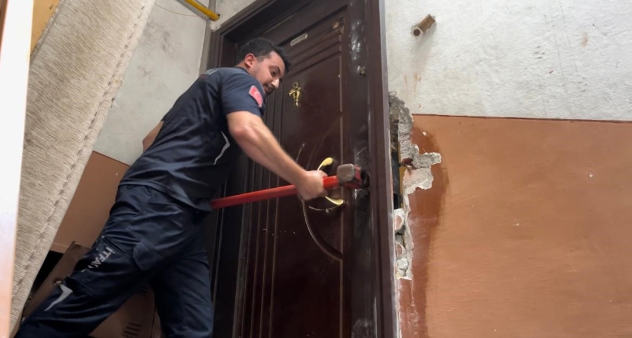 Balyoz kırıldı, çelik kapı kırılmadı, ev sahibinin kilitlediği kiracıyı itfaiye çıkardı