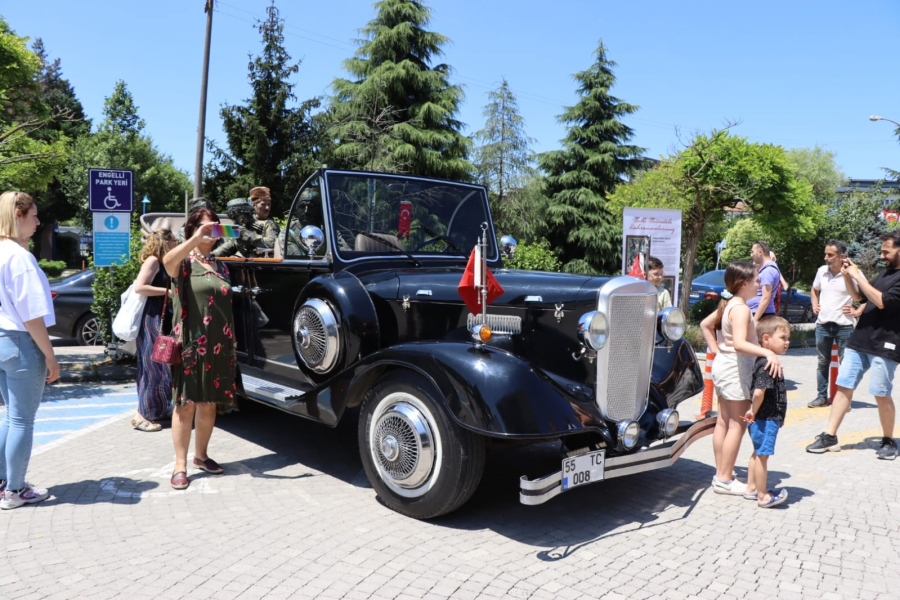 Atatürk’ün tören arabasını görenler şaştı kaldı, vatandaşlar fotoğraf çekmek için sıraya girdi