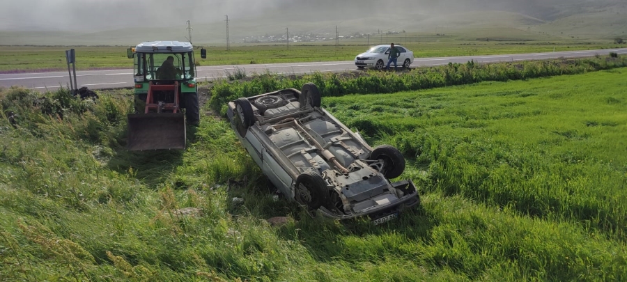 Ardahan'da düğün konvoyuna katılan otomobil şarampole devrildi: 5 yaralı