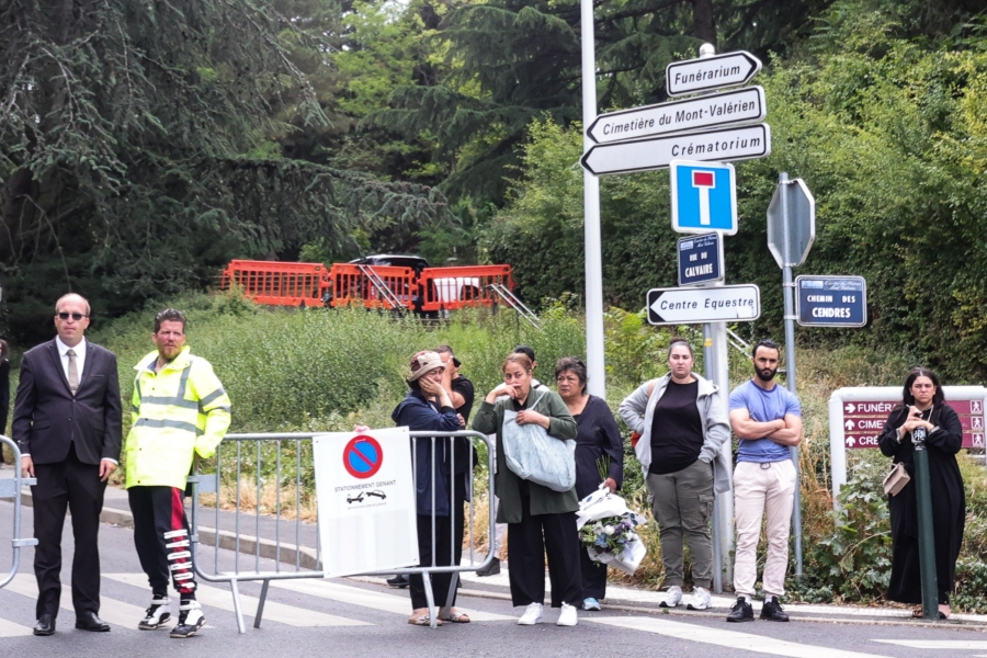 Fransa’da polis kurşunuyla ölen genç defnedildi