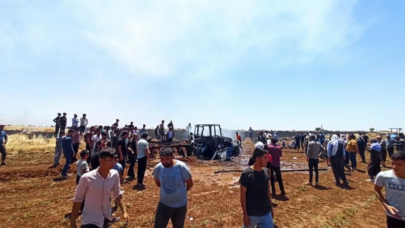 Yangına müdahale için kullanılan traktör, alevlerin arasında kalarak yandı