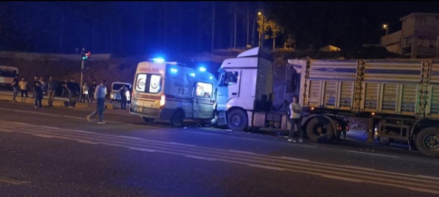 Siirt’te tır ambulansla çarpıştı: 1 yaralı