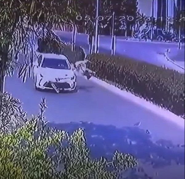 Aracın çarptığı yaya metrelerce havaya uçtu