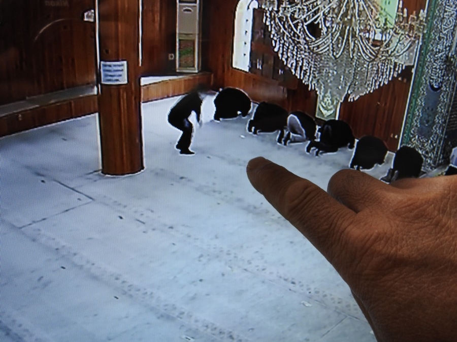 Camide namaz kılma taklidi yaparak cep telefonunu çaldı