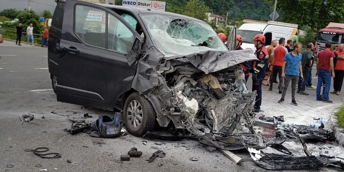 Yakıt tankeri ile Arap turistleri taşıyan minibüs çarpıştı