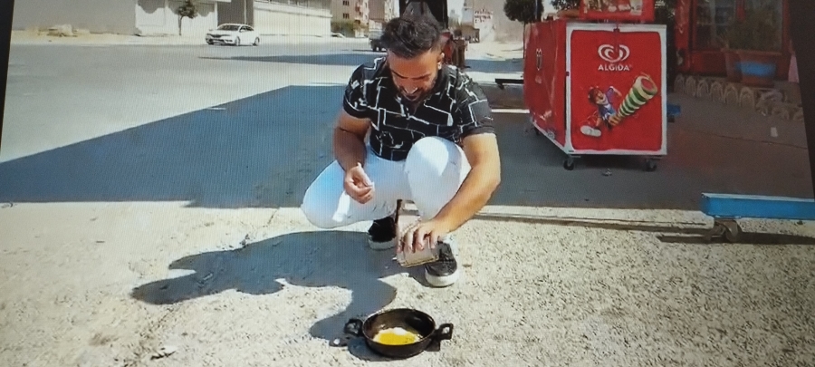Nusaybin'de güneşte kızan yağda yumurta pişirildi