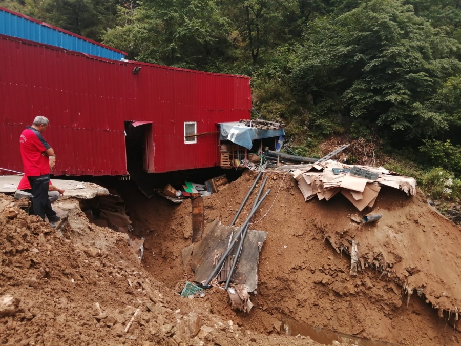 Giresun'da yağış nedeniyle meydana gelen göçük altında kalan işçiden umut kesiliyor