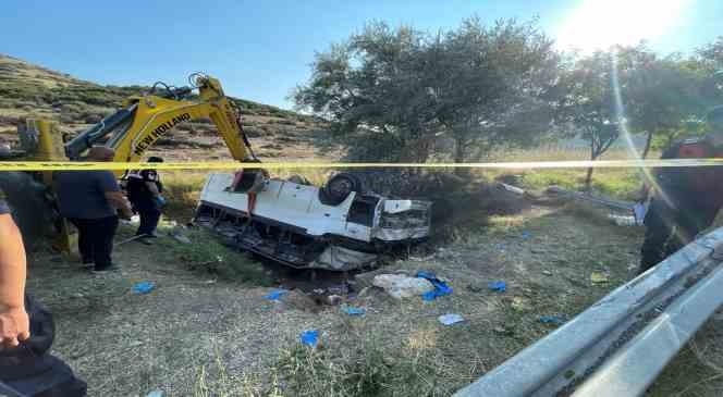 Midibüs ile hafif ticari araç çarpıştı: 1 ölü, 35 yaralı
