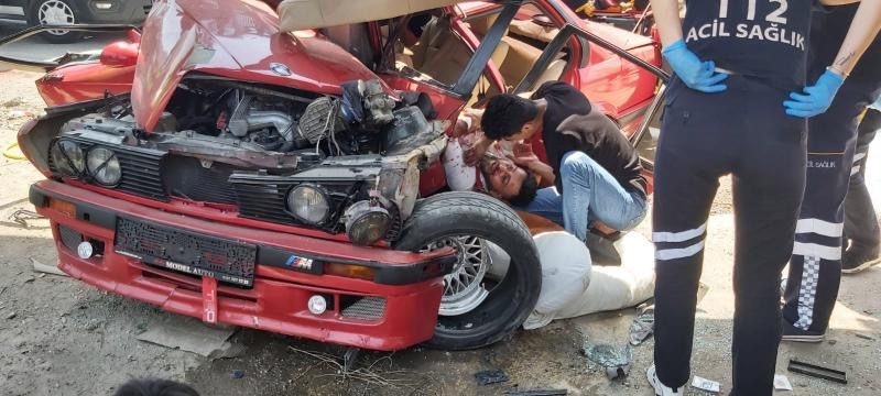 Üst geçidin direğine çarpan otomobil ikiye katlandı: 2 ağır yara