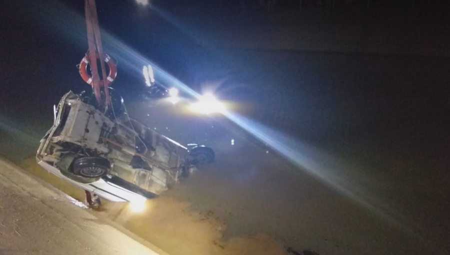 Şanlıurfa'da sulama kanalına düşen araçtaki sürücü aranıyor