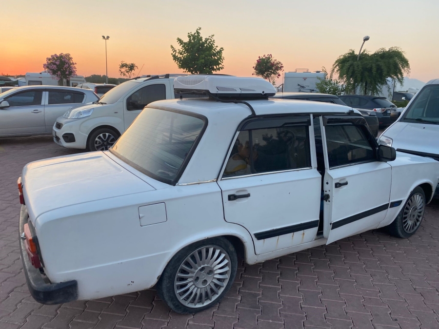 Çöl sıcaklarıyla baş edemedi, 1992 model otomobiline ev tipi klima taktırdı