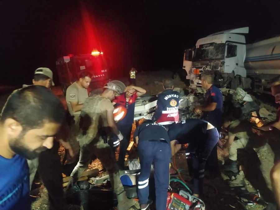 Tanker ile kamyonet kafa kafaya çarpıştı: 1 ölü, 2 yaralı