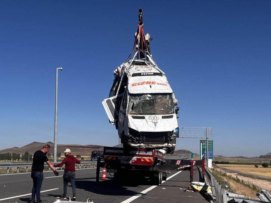 Şırnaklı Mevsimlik tarım işçilerini taşıyan Minibüs Nevşehir'de devrildi:24 Yaralı