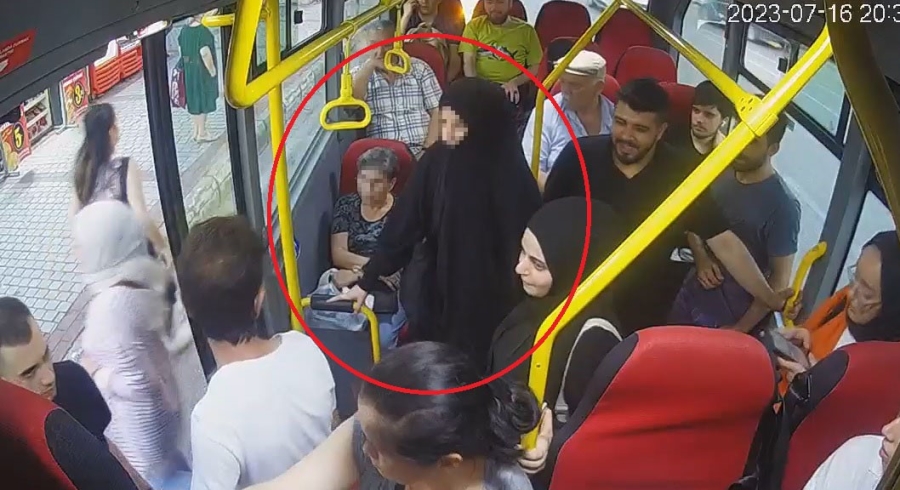 Otobüsteki tesettürlü kıza hakaret eden kadına yolculardan tokat gibi cevap