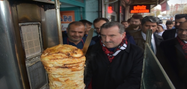 SPOR BAKANI İDİL`DE DÖNER USTASI OLUP DÖNER KESTİ, VATANDAŞLARLA SOHBET EDİP ÇAY İÇTİ