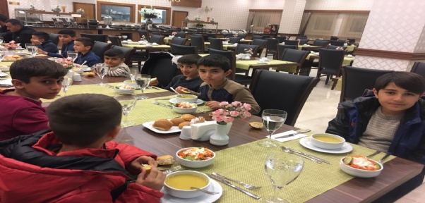 KÖY MEYDANINA BAYRAK DİKEN ÇOCUKLAR ANKARA`DA