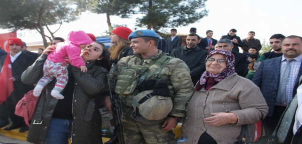 SİİRTLİLER AFRİN`E GİDEN ASKERLER İÇİN HAVAALANINA AKIN ETTİ