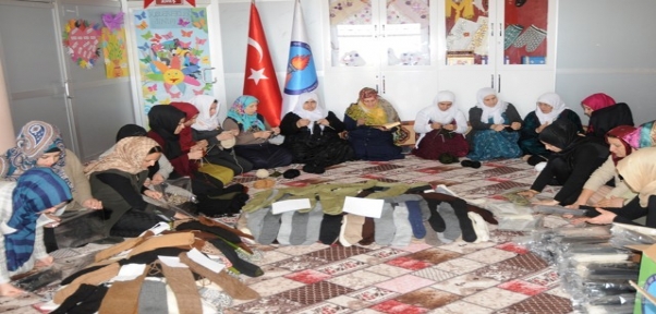 ŞIRNAKLI KADINLAR MEHMETÇİK İÇİN ATKI, BERE VE ÇORAP ÖRDÜ