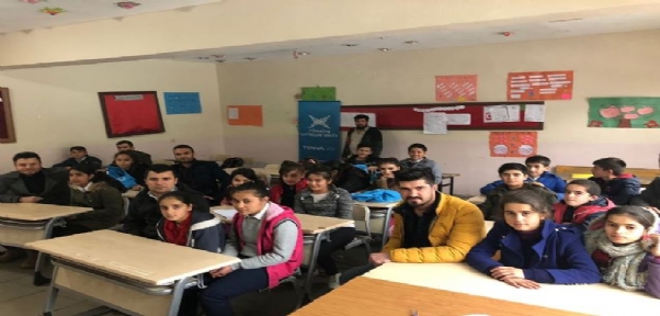 TÜGVA`DAN İHTİYAÇ SAHİBİ ÖĞRENCİLERE KIŞLIK GİYSİ YARDIMI