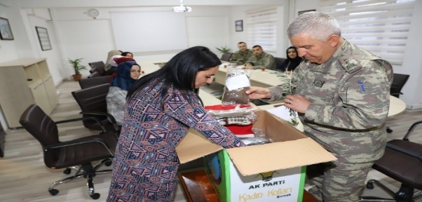 ŞIRNAKLI KADINLARIN MEHMETÇİK İÇİN ÖRDÜĞÜ KIŞLIKLAR, TÜMGENERAL VELİ TARAKÇI`YA TESLİM EDİLDİ