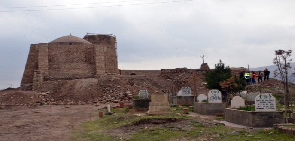 HASANKEYF`TE MEZARLAR TAŞINIYOR