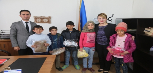 SİLOPİ`DE KADINLARIN EL EMEKLERİ ÖĞRENCİLERE DAĞITILDI