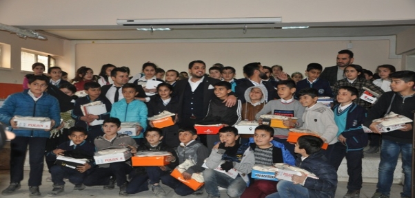 TÜGVA`DAN ÖĞRENCİLERE KIYAFET YARDIMI