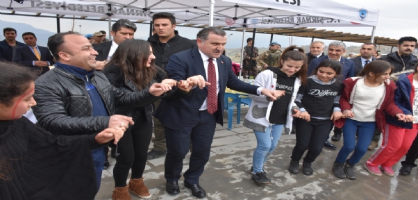 SPOR BAKANI BAK, ŞIRNAK`TA MESİRE ALANINI GEZİP GENÇLERLE HALAY ÇEKTİ
