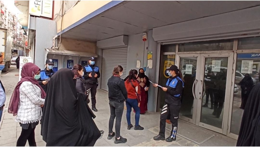 Cizre polisi korona virüs ile mücadele kapsamında esnaf ve vatandaşlara broşür dağıttı