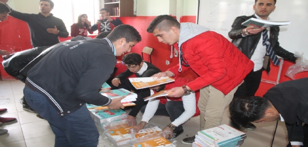 SİLOPİ`DE 250 ÖĞRENCİYE TEST KİTABI DAĞITILDI