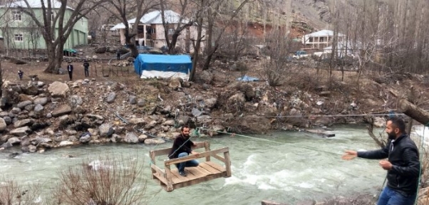 HABUR ÇAYINI TELEFERİKLE KARŞIYA GEÇİYORLAR