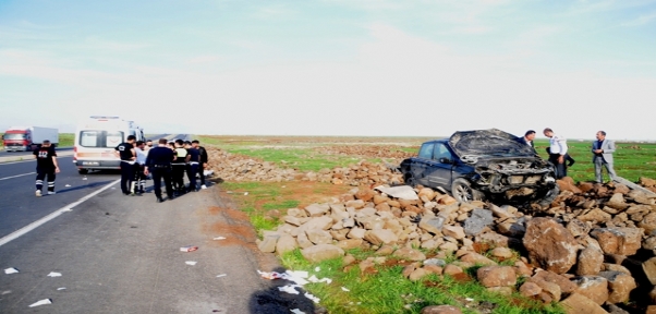 TIR`IN SIKIŞTIRDIĞI KAMYONET TAKLA ATTI: 6 YARALI