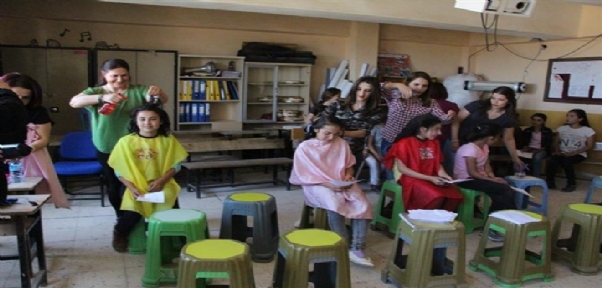 SİLOPİ`DE GÖNÜLLÜ KUAFÖRLER KÖY ÇOCUKLARINI SEVİNDİRDİ
