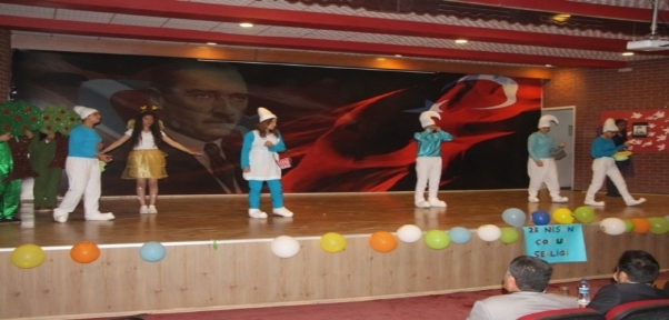 LİSELİ KIZLAR MİNİK ÖĞRENCİLERİ SEVİNDİRDİ