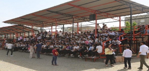 SİLOPİ`DE BİNLERCE ÖĞRENCİ STADYUMDA KİTAP OKUDU