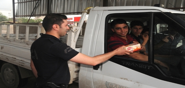 CİZRE EMNİYETİ`NDEN ESNAF VE VATANDAŞLARA KANDİL SİMİDİ