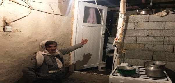 EVİ ÇÖKEN ANNE YETKİLİLERDEN YARDIM BEKLİYOR