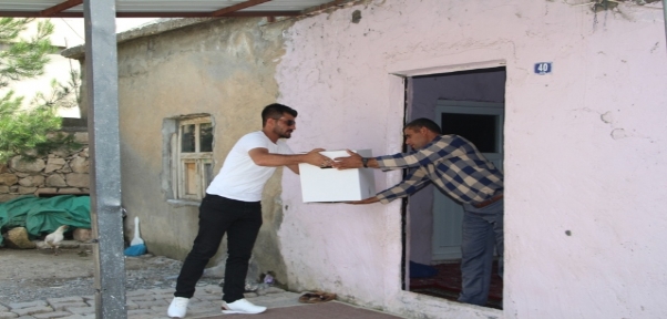 CİZRE`DE MAHALLE BEKÇİSİNDEN 23 AİLEYE RAMAZAN YARDIMI