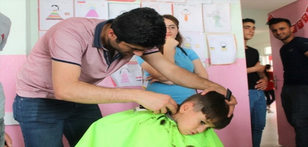 SİLOPİ`DE BERBERLERDEN ÖĞRENCİLERE ÜCRETSİZ HİZMET