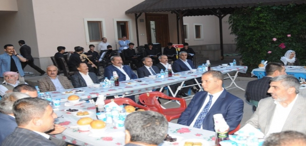 VALİ MEHMET AKTAŞ, MAHALLE MUHTARLARIYLA İFTARDA BULUŞTU